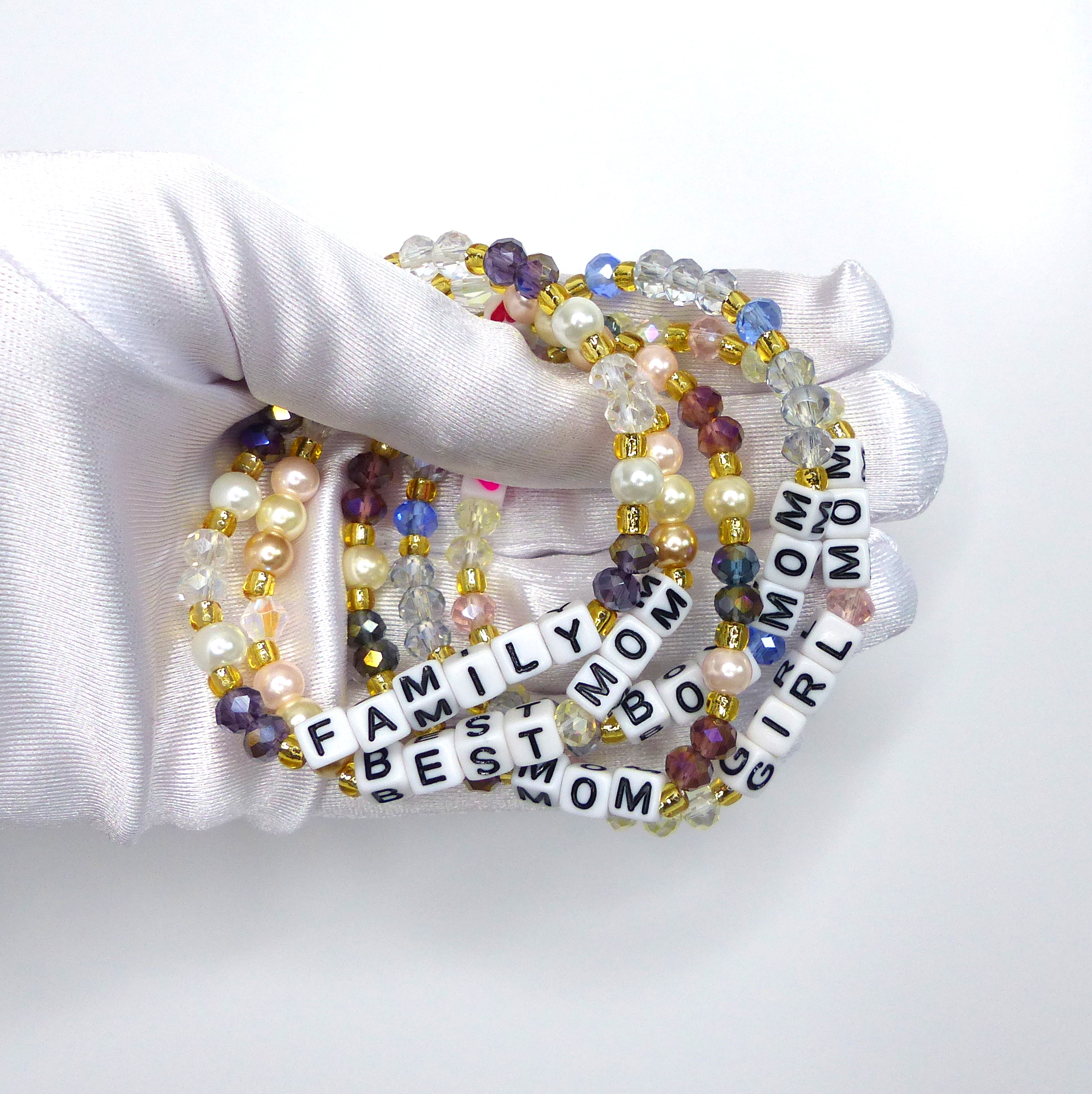 Náramek "MOM" = máma