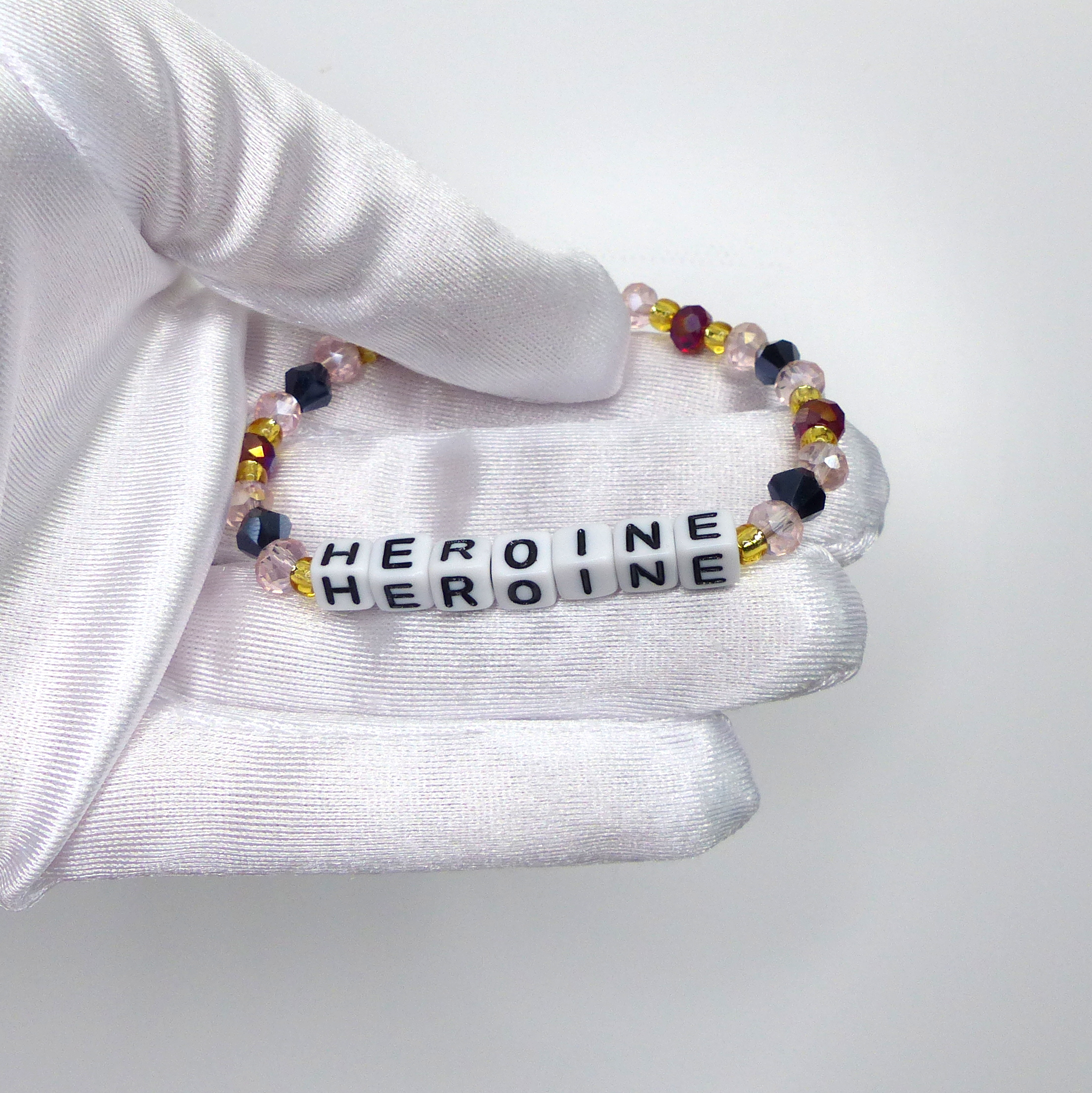 Náramek "HEROINE" = hrdinka