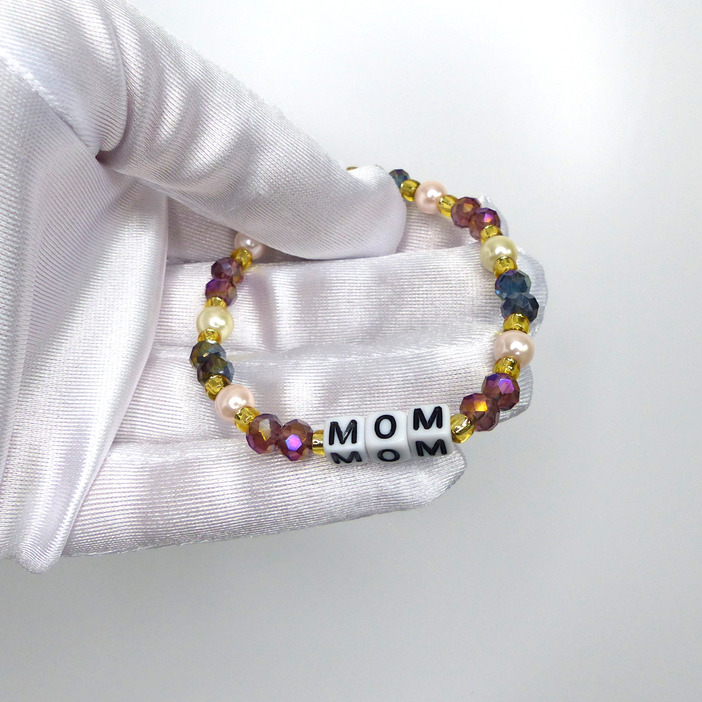 Náramek "MOM" = máma