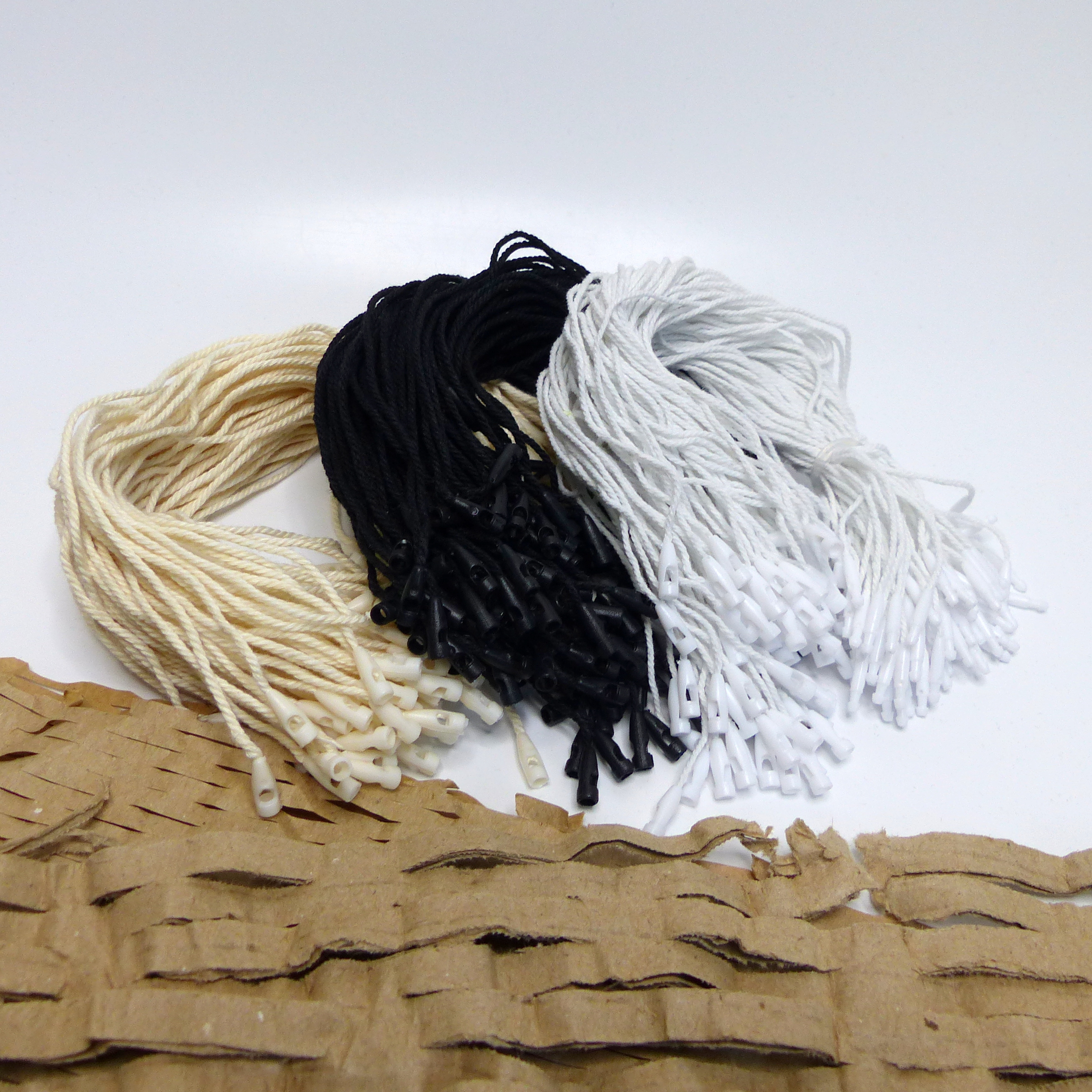 Visačková šňůrka DLOUHÁ (19,5cm) s plastovou pojistkou - svazek 100ks