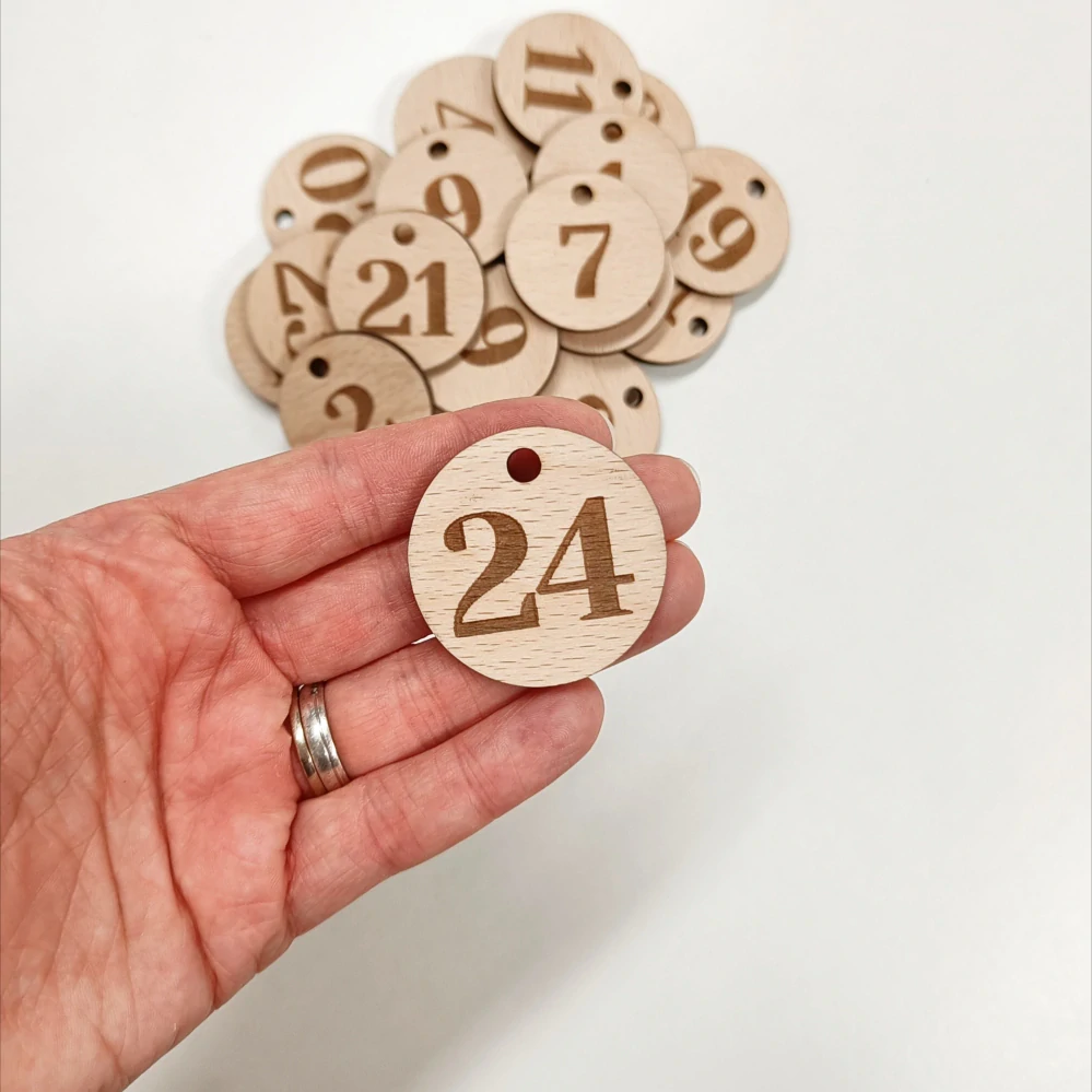 Dřevěná adventní čísla - kruh 4cm, 24ks
