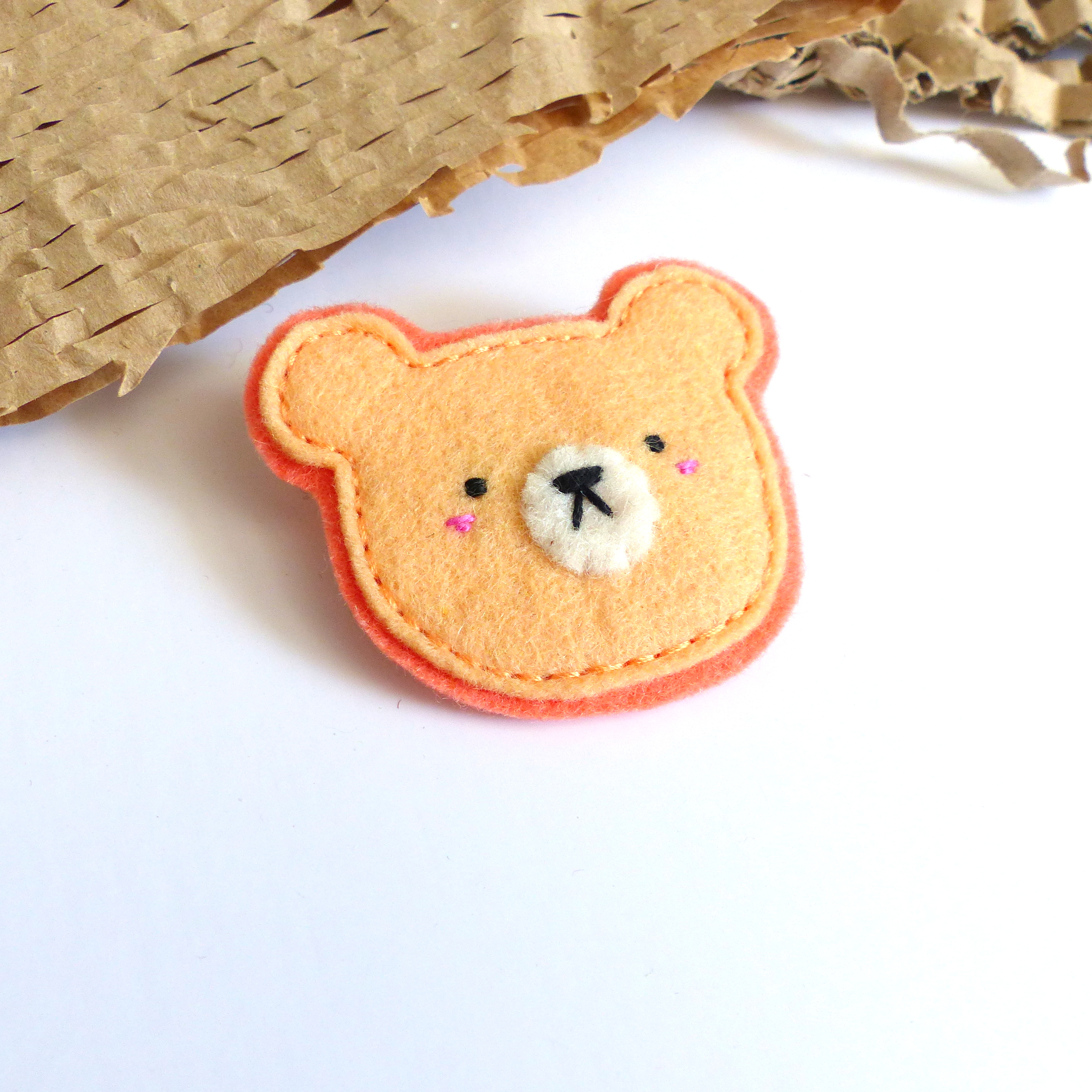 Ručně šitá brož - medvídek broskvový