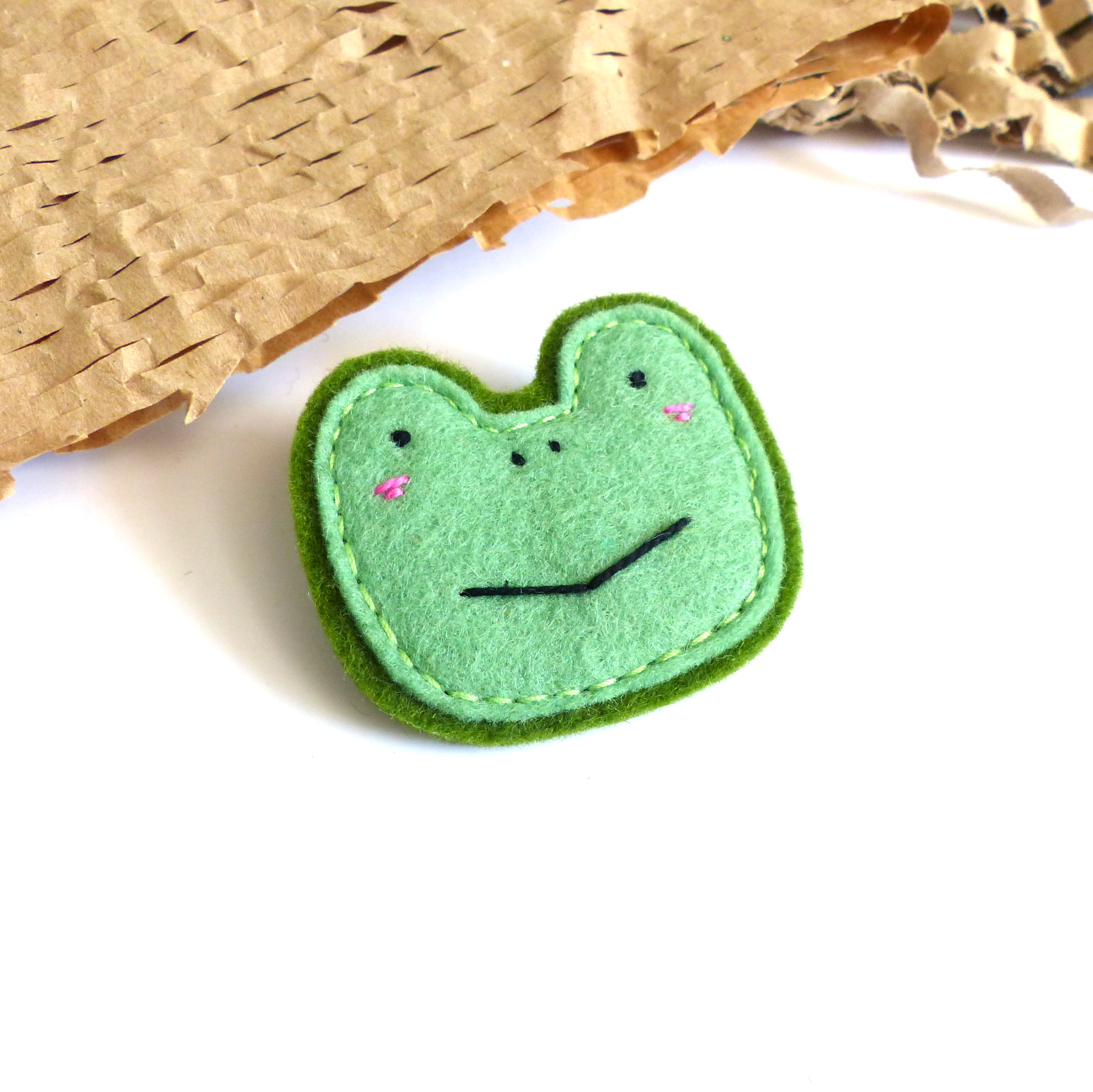 Ručně šitá brož - žabka zelená