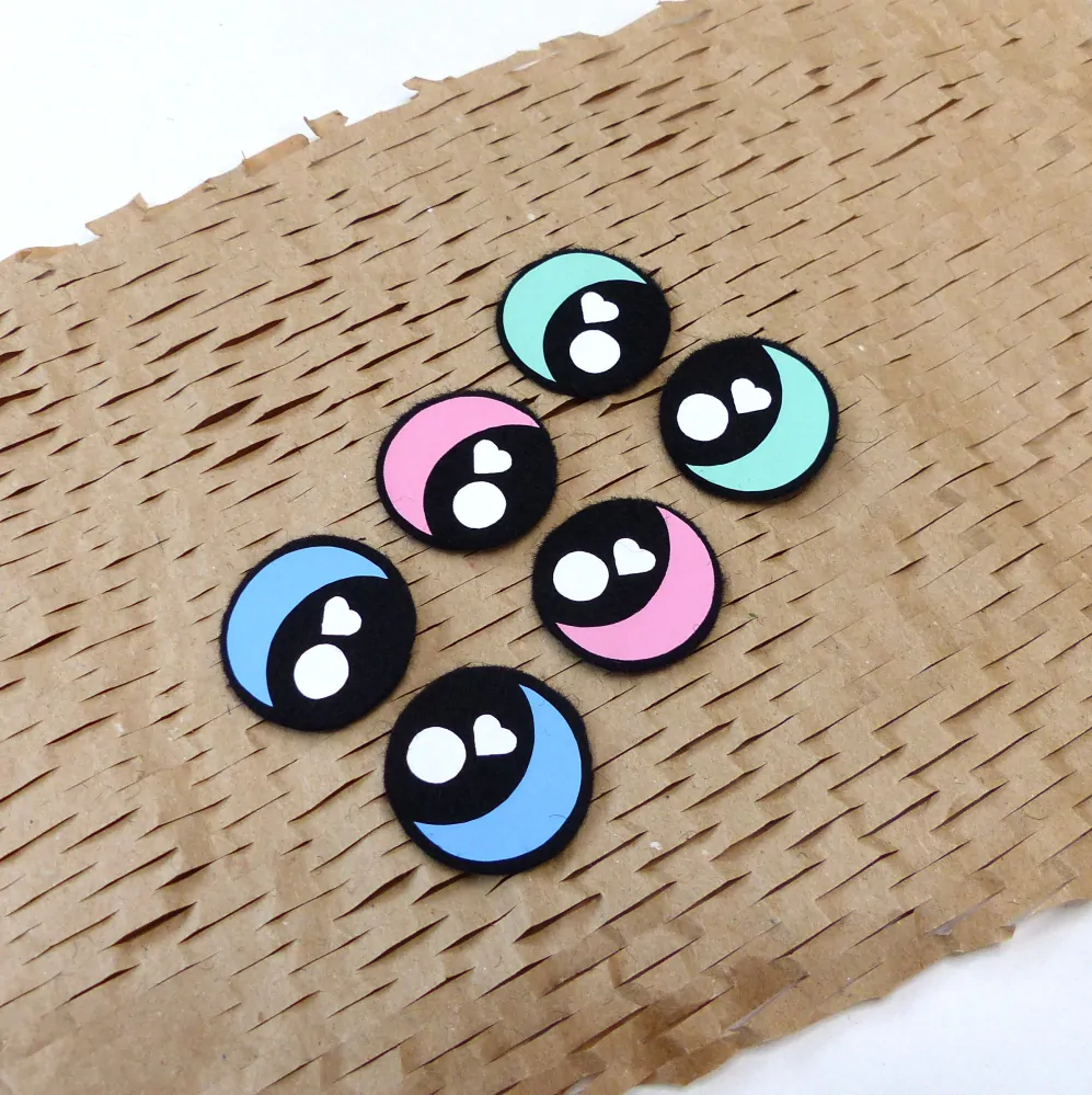 OČIČKA barevná - 25mm, typ č.2 (srdíčka)