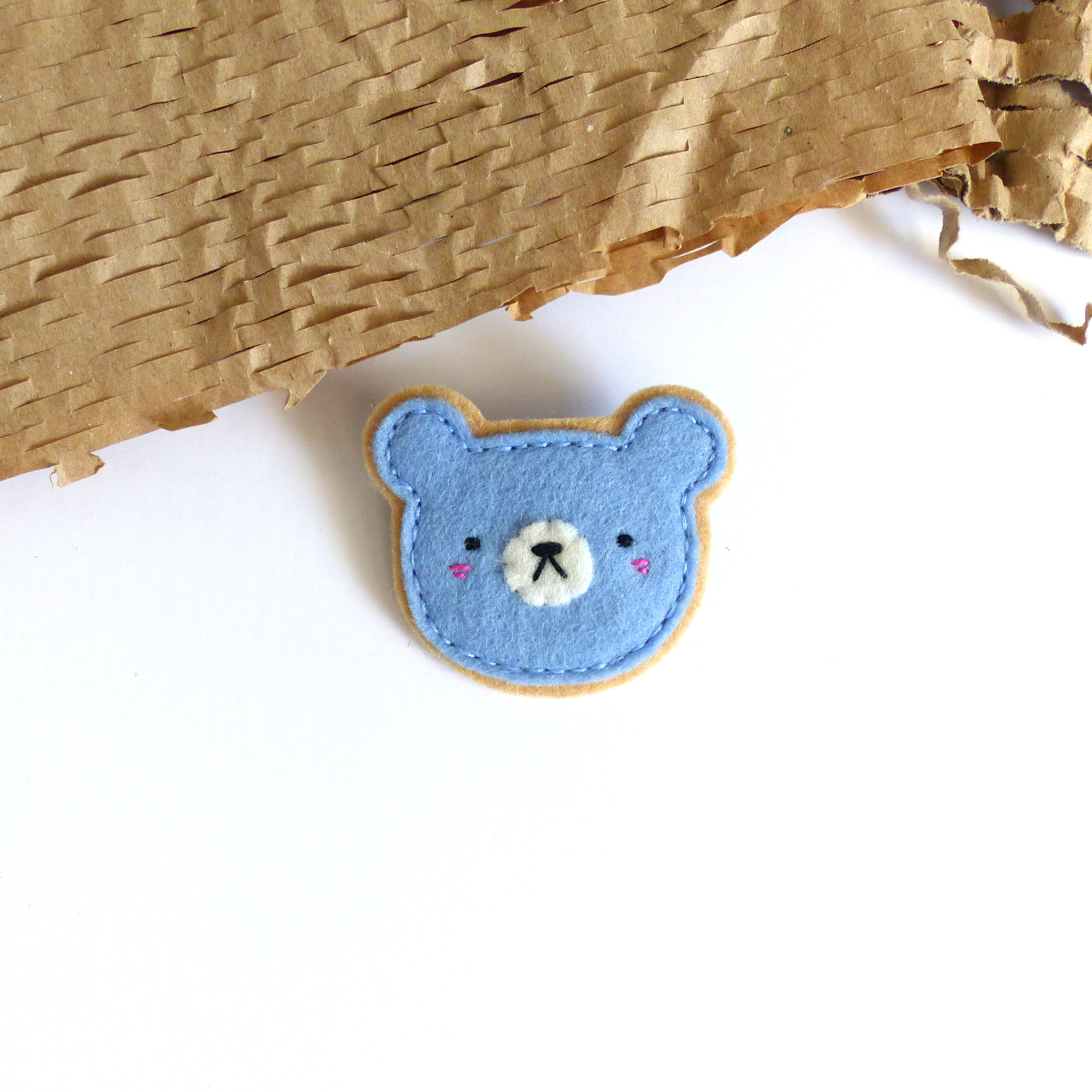 Ručně šitá brož - medvídek modrý