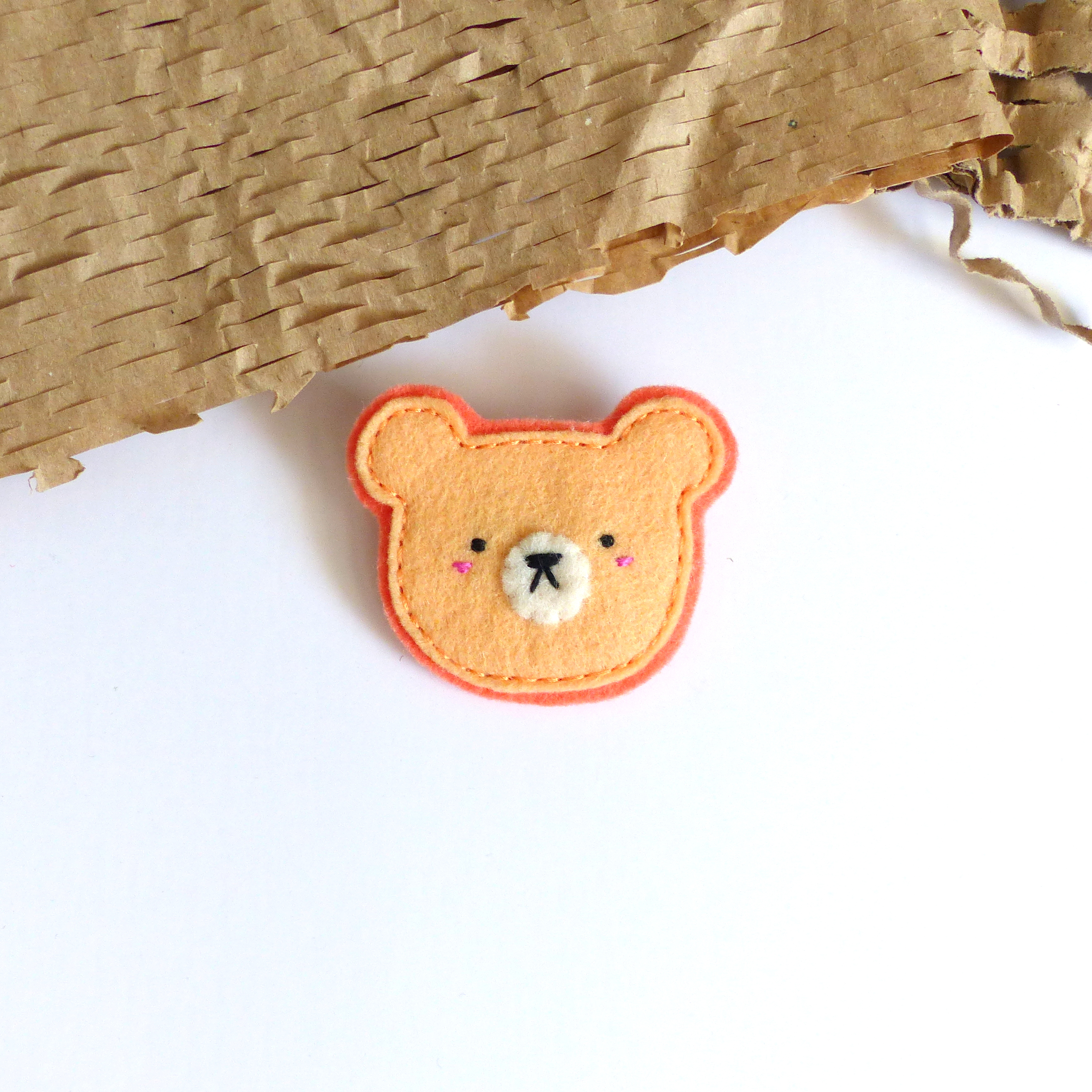 Ručně šitá brož - medvídek broskvový