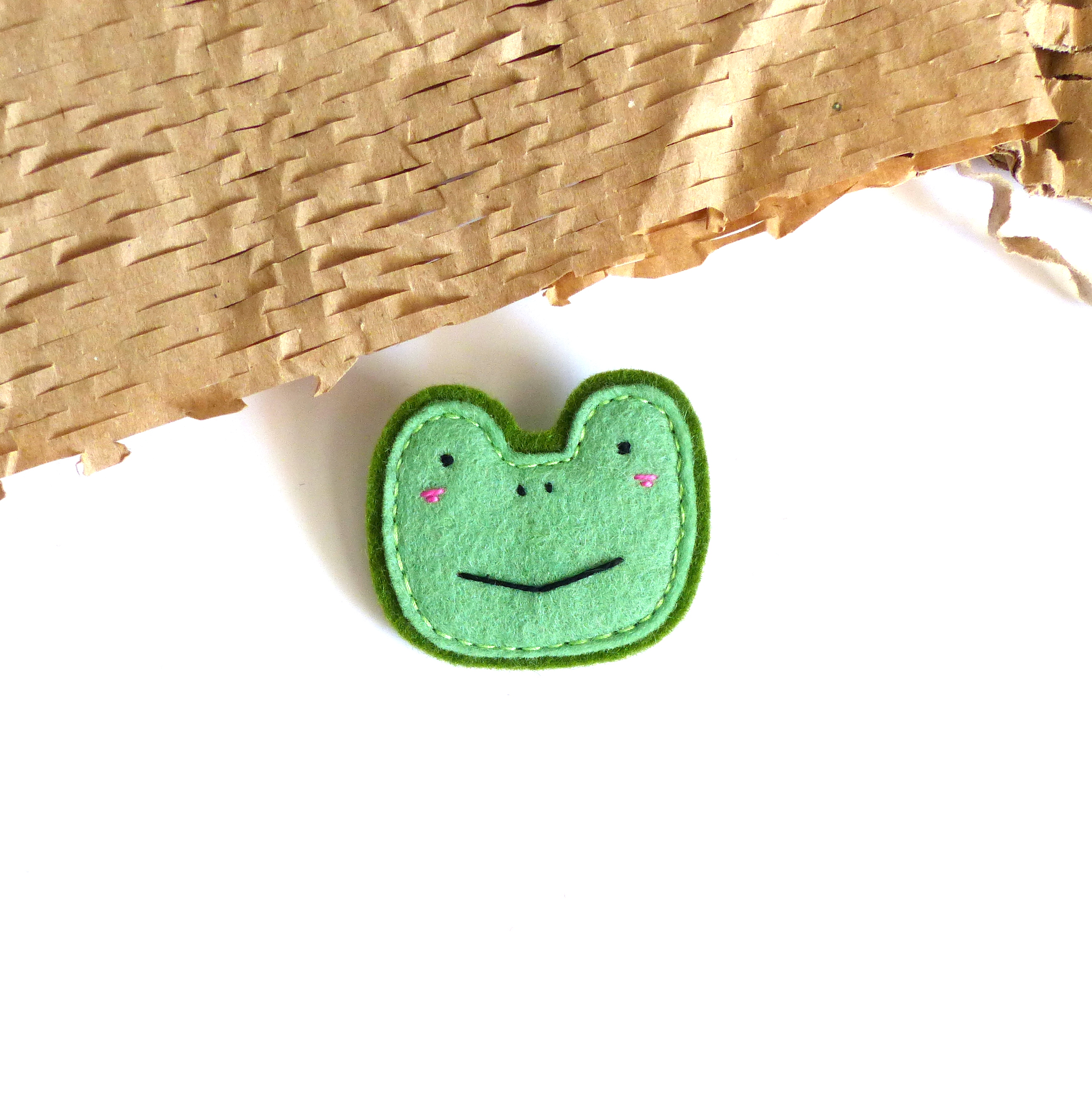 Ručně šitá brož - žabka zelená
