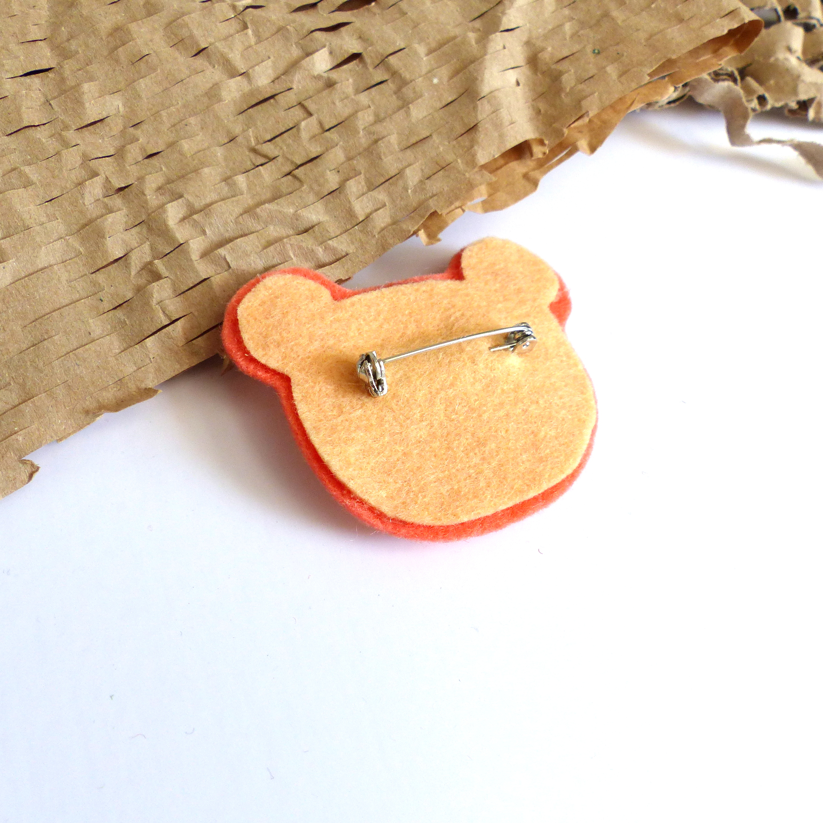 Ručně šitá brož - medvídek broskvový