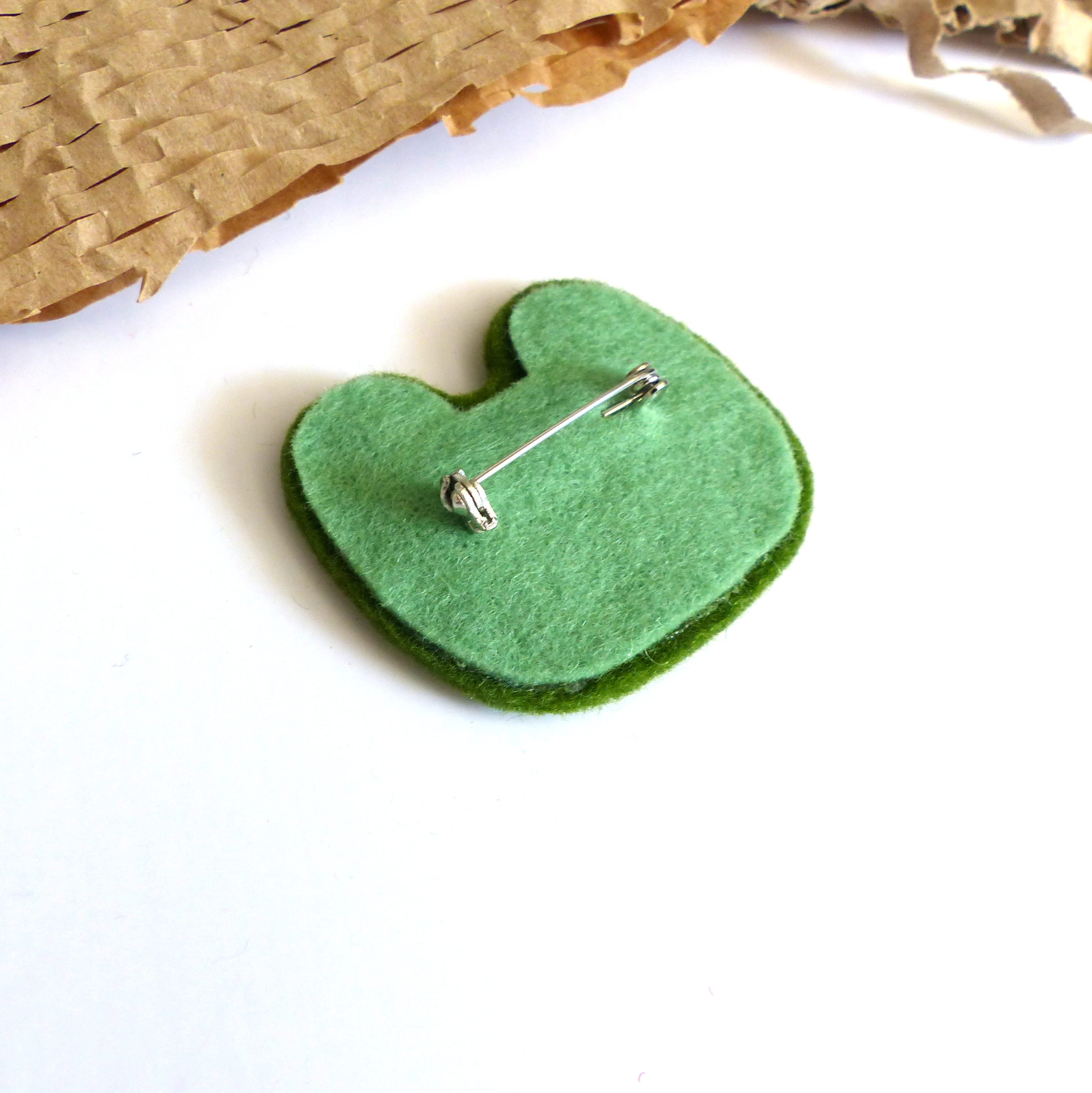 Ručně šitá brož - žabka zelená
