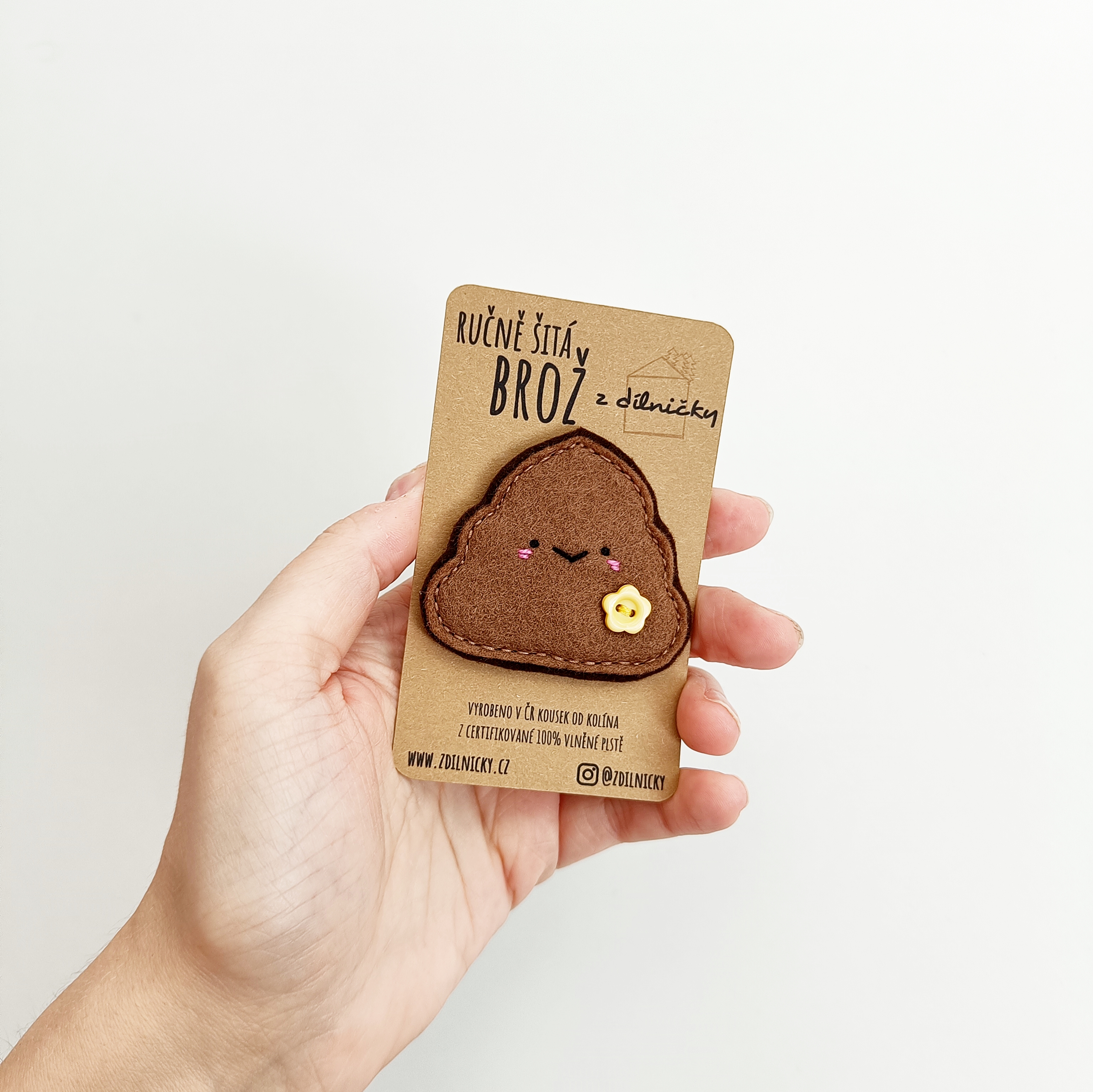 Ručně šitá brož - hovínko