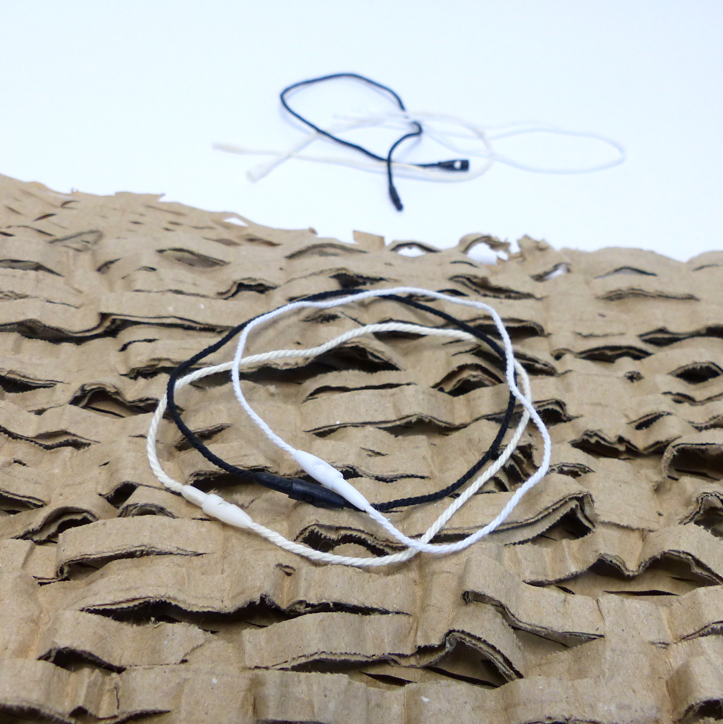 Visačková šňůrka DLOUHÁ (19,5cm) s plastovou pojistkou - svazek 100ks