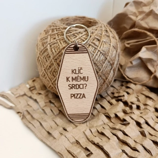 Dřevěný přívěsek - "klíč k mému srdci, pizza"