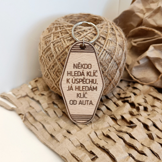 Dřevěný přívěsek - "někdo hledá klíč k úspěchu..."