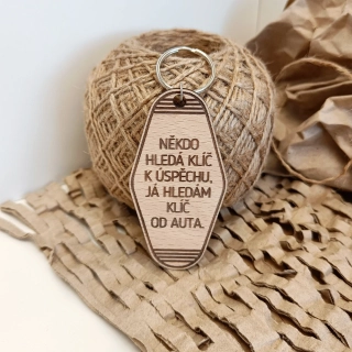 Dřevěný přívěsek - "někdo hledá klíč k úspěchu..."