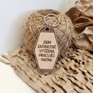 Dřevěný přívěsek - "jsem vytížená matka"