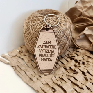 Dřevěný přívěsek - "jsem vytížená matka"