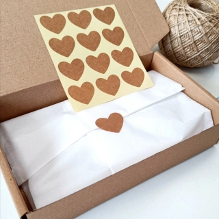 Samolepky - srdíčka, tmavší kraftový papír, 3x2,5cm (arch 12ks)